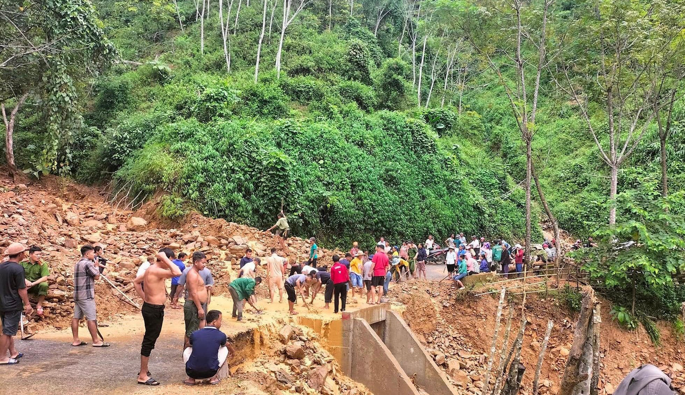 Tuyến đường từ Xiêng Thù đi Bảo Thắng bị mưa lũ làm đứt gãy, hư hỏng hoàn toàn.