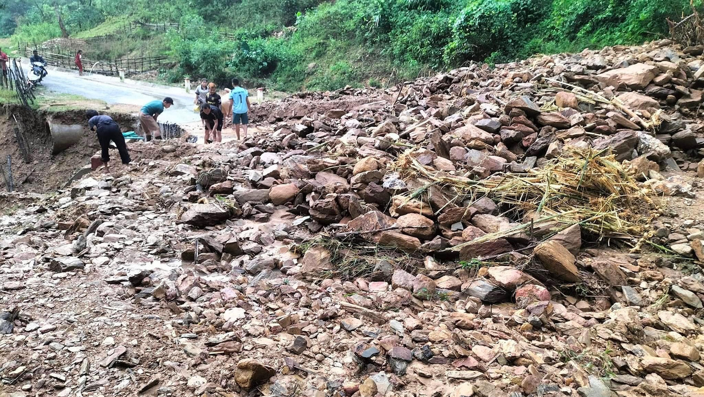 Trận mưa lớn vào đêm 30/9, rạng sáng 1/10 đã khiến tuyến đường đi vào xã Bảo Thắng (huyện Kỳ Sơn, Nghệ An) bị đá vùi lấp.