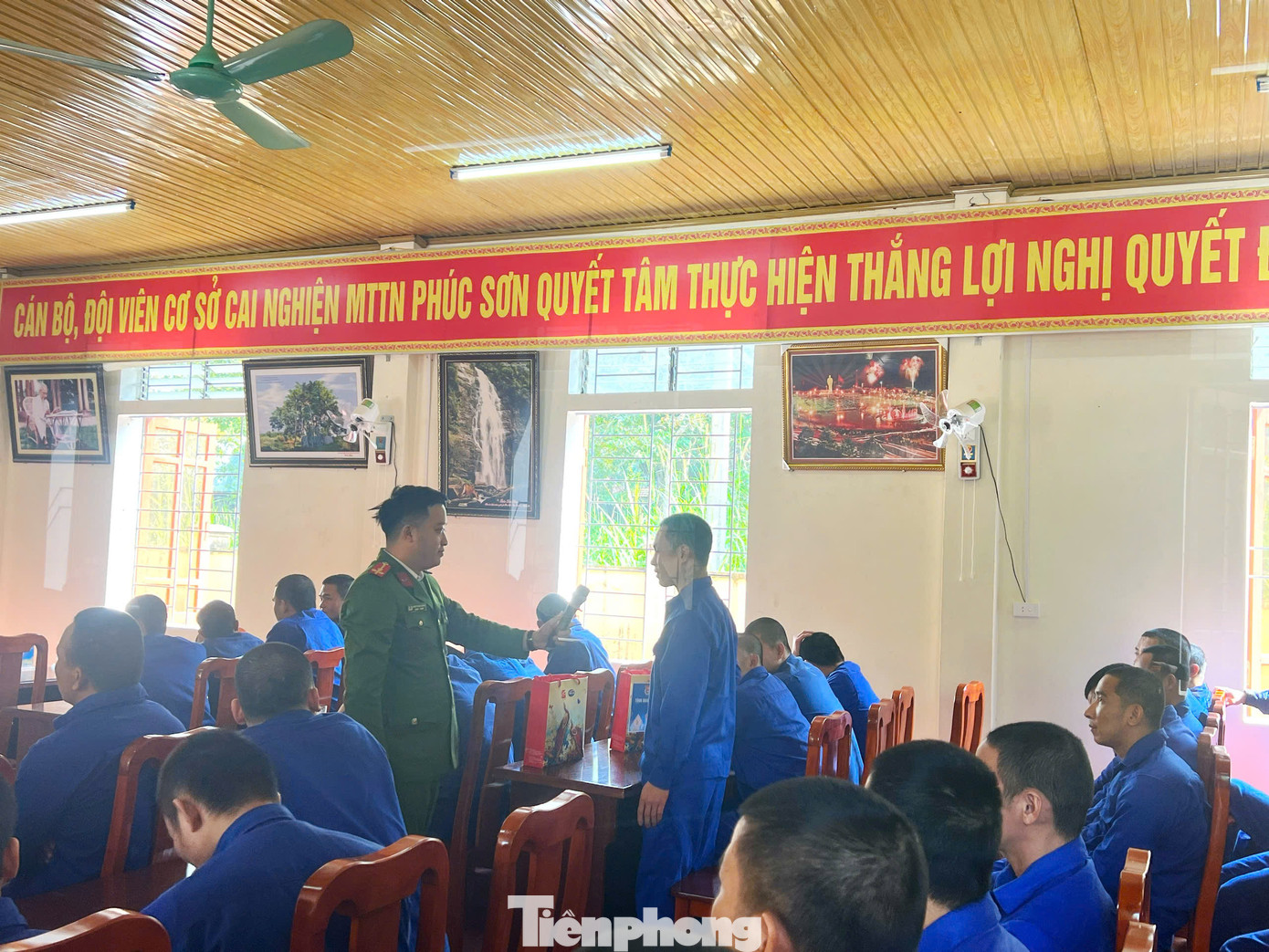 Sau chương trình, các học viên được cán bộ Công an huyện Anh Sơn trao đổi chuyên đề về “Luật Phòng chống ma túy và khát vọng vươn lên tái hòa nhập cộng đồng, ổn định cuộc sống”. Sau chương trình, các học viên được cán bộ Công an huyện Anh Sơn trao đổi chuyên đề về “Luật Phòng chống ma túy và khát vọng vươn lên tái hòa nhập cộng đồng, ổn định cuộc sống”.