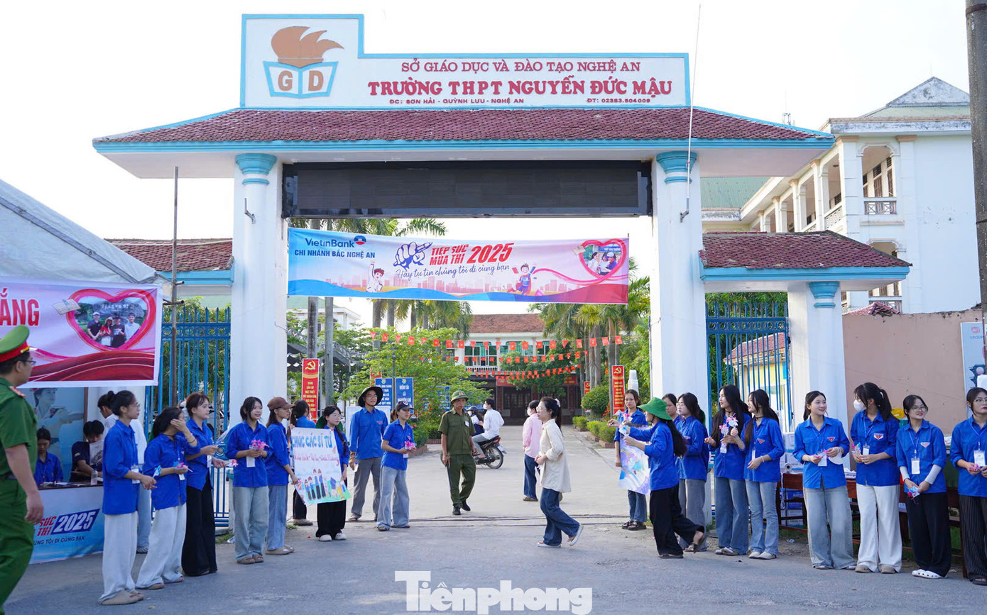 Từ sáng 26/6, hàng trăm đội hình tiếp sức mùa thi trên địa bàn tỉnh Nghệ An đã có mặt tại các điểm thi để hỗ trợ thí sinh và người nhà. Năm học này, toàn tỉnh Nghệ An có 40.235 thí sinh đăng ký dự thi. Trong số đó có 39.392 thí sinh thi theo chương trình mới và 843 thí sinh tự do thi theo Chương trình giáo dục phổ thông cũ. Để chuẩn bị cho kỳ thi, Nghệ An tổ chức 72 điểm thi và có 2 điểm thi tại Trung tâm GDTX huyện Đô Lương và Trường THPT Nguyễn Trường Tộ (thành phố Vinh) dành cho các thí sinh tự do thi theo Chương trình 2006. Từ sáng 26/6, hàng trăm đội hình tiếp sức mùa thi trên địa bàn tỉnh Nghệ An đã có mặt tại các điểm thi để hỗ trợ thí sinh và người nhà. Năm học này, toàn tỉnh Nghệ An có 40.235 thí sinh đăng ký dự thi. Trong số đó có 39.392 thí sinh thi theo chương trình mới và 843 thí sinh tự do thi theo Chương trình giáo dục phổ thông cũ. Để chuẩn bị cho kỳ thi, Nghệ An tổ chức 72 điểm thi và có 2 điểm thi tại Trung tâm GDTX huyện Đô Lương và Trường THPT Nguyễn Trường Tộ (thành phố Vinh) dành cho các thí sinh tự do thi theo Chương trình 2006.