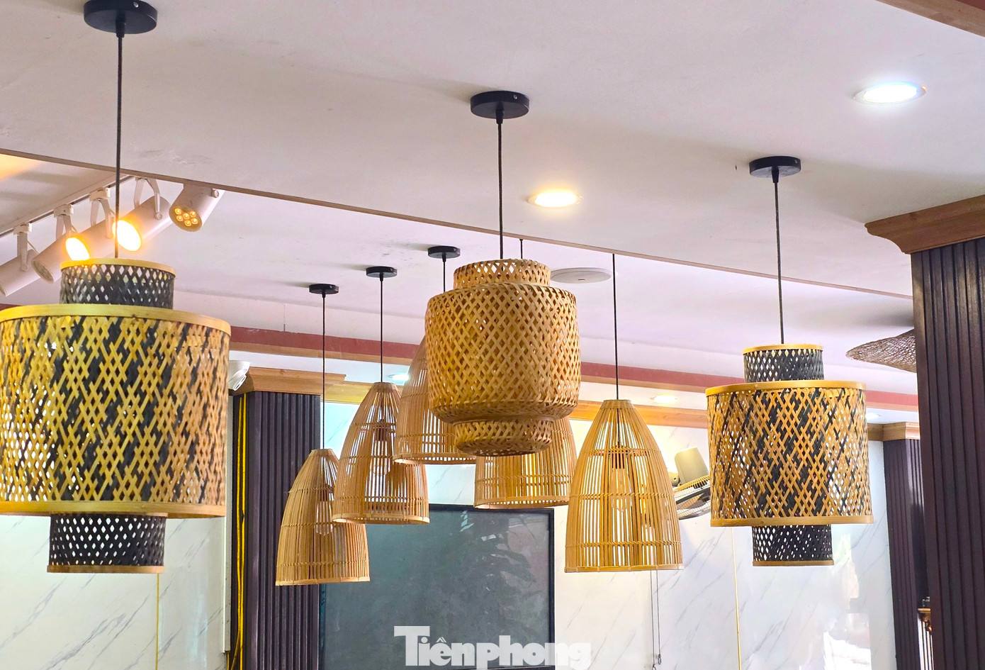 Chị Nguyễn Thị Hương - Chủ tịch Hội Liên hiệp phụ nữ xã Phúc Thọ cho hay, tổ đan lát mây tre đan ở xã hoạt động rất hiệu quả và tạo thêm thu nhập cho nhiều chị em ở nhà trong lúc nhàn rỗi. “Nguyên liệu đầu vào đã có máy làm sẵn nên rất tiện lợi. Chị em chỉ cần lấy về rồi tranh thủ làm những lúc rảnh rỗi để kiếm thêm thu nhập. Sản phẩm ngày càng được đa dạng hóa và đẹp mắt nên được khách hàng ưa chuộng”, chị Hương chia sẻ.