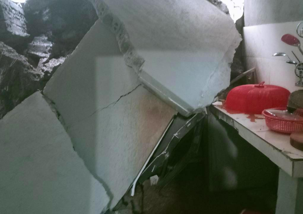 Một gian bếp của nhà dân bị đất đá sạt lở xuống gây sập.