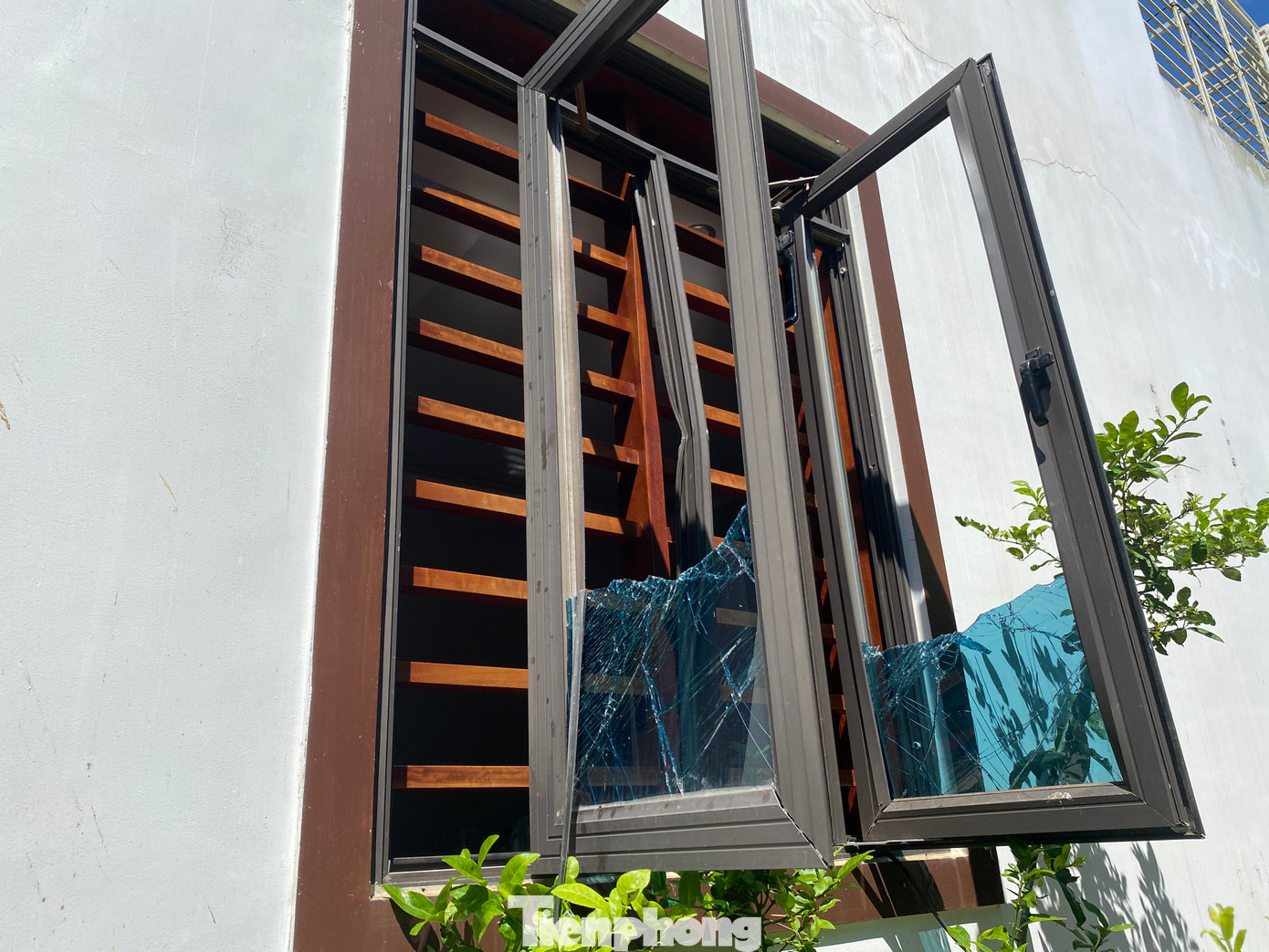 Cách hiện trường vụ nổ một ngôi nhà và một mảnh đất nhưng vụ nổ cũng khiến ngôi nhà của ông H. (trú xóm Quyết Tiến, xã Tam Hợp, Quỳ Hợp) bị hư hỏng nhiều tài sản. Trong đó hệ thống cửa số kính bị vỡ nát, khung cửa bị xô lệch. Nhiều mái tôn, tấm nhựa lợp trên mái bị hư hỏng. Cách hiện trường vụ nổ một ngôi nhà và một mảnh đất nhưng vụ nổ cũng khiến ngôi nhà của ông H. (trú xóm Quyết Tiến, xã Tam Hợp, Quỳ Hợp) bị hư hỏng nhiều tài sản. Trong đó hệ thống cửa số kính bị vỡ nát, khung cửa bị xô lệch. Nhiều mái tôn, tấm nhựa lợp trên mái bị hư hỏng.