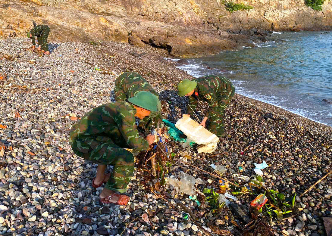 Việc duy trì thường xuyên mô hình "Ngày chủ nhật xanh" vừa góp phần tạo môi trường xanh -sạch - đẹp cho đơn vị, vừa là dịp để các đoàn viên đoàn kết hơn, nêu cao ý thức bảo vệ môi trường biển.