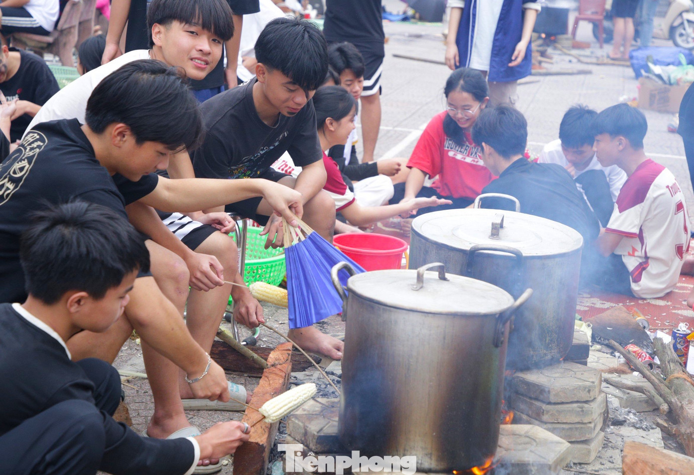 Các bạn nam có nhiệm vụ giữ bếp luôn đỏ và canh nồi nấu bánh.