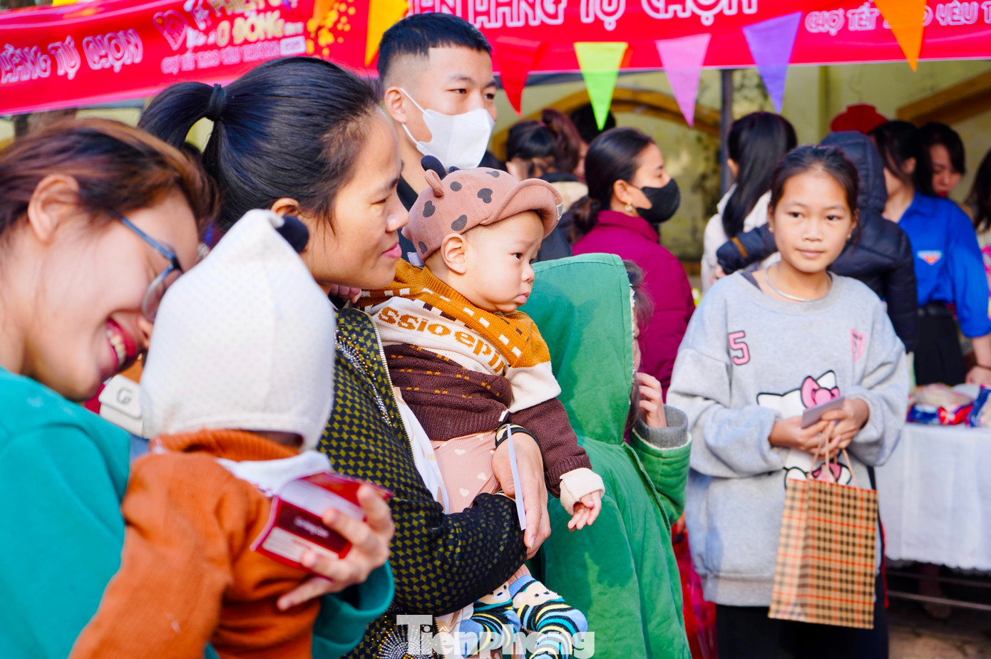 Các em nhỏ được người thân bế theo đến tham gia phiên chợ với nhiều trò chơi hấp dẫn, không khí vui tươi.