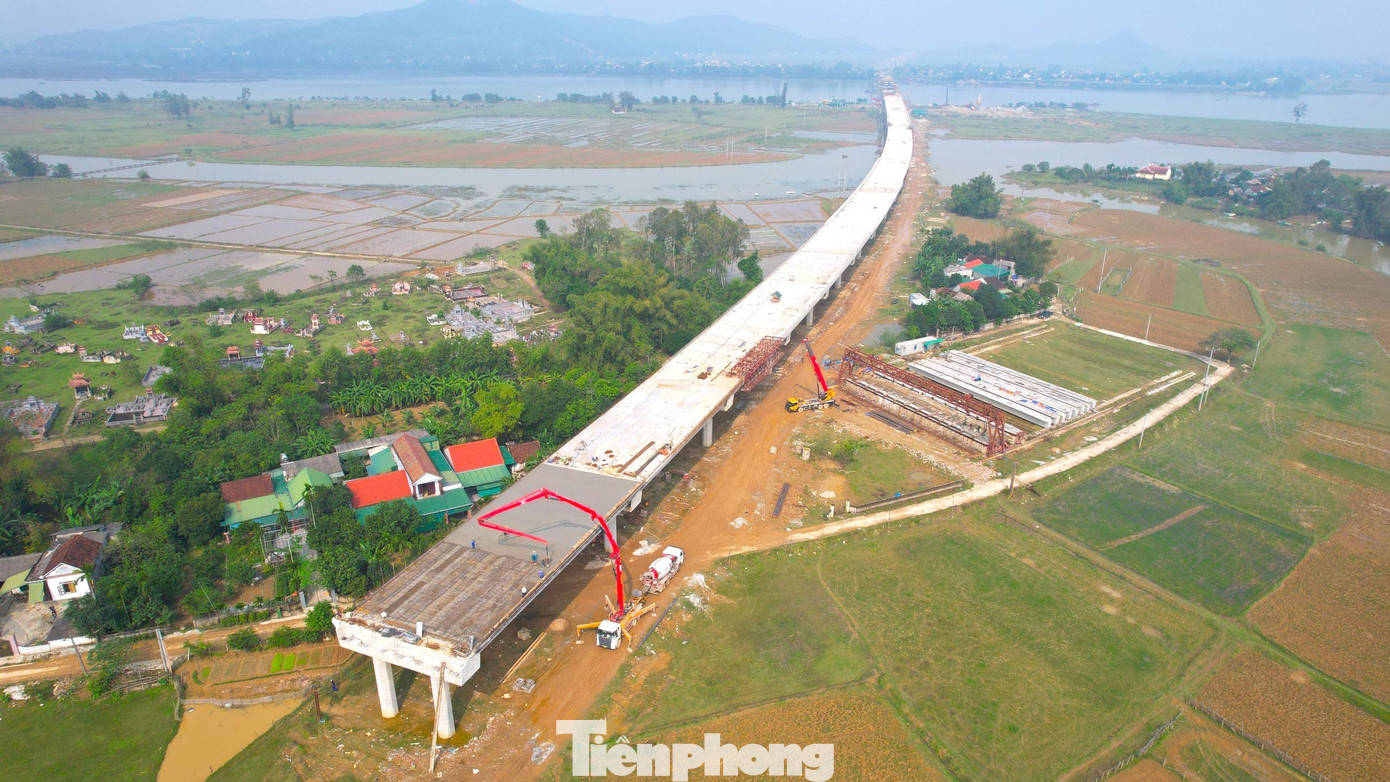 Dự án cao tốc Bắc - Nam phía Đông đoạn Diễn Châu - Bãi Vọt dài 49.3km đi qua các huyện Diễn Châu, Nghi Lộc, Hưng Nguyên (Nghệ An) 44,4km và huyện Đức Thọ (Hà Tĩnh) 4.9km. Các nhà đầu tư, thi công dự án gồm: liên danh Công ty TNHH Hòa Hiệp - Công ty Tập đoàn Cienco4 - Công ty TNHH Đầu tư Núi Hồng - Tổng Công ty Xây dựng Trường Sơn - Công ty CPĐT và Xây dựng Vina 2. Doanh nghiệp dự án là Công ty Cổ phần Đầu tư Phúc Thành Hưng. Dự án được thực hiện theo hình thức đối tác công tư (PPP) có tổng mức đầu tư 11.157,8 tỷ đồng. Dự án cao tốc Bắc - Nam phía Đông đoạn Diễn Châu - Bãi Vọt dài 49.3km đi qua các huyện Diễn Châu, Nghi Lộc, Hưng Nguyên (Nghệ An) 44,4km và huyện Đức Thọ (Hà Tĩnh) 4.9km. Các nhà đầu tư, thi công dự án gồm: liên danh Công ty TNHH Hòa Hiệp - Công ty Tập đoàn Cienco4 - Công ty TNHH Đầu tư Núi Hồng - Tổng Công ty Xây dựng Trường Sơn - Công ty CPĐT và Xây dựng Vina 2. Doanh nghiệp dự án là Công ty Cổ phần Đầu tư Phúc Thành Hưng. Dự án được thực hiện theo hình thức đối tác công tư (PPP) có tổng mức đầu tư 11.157,8 tỷ đồng.