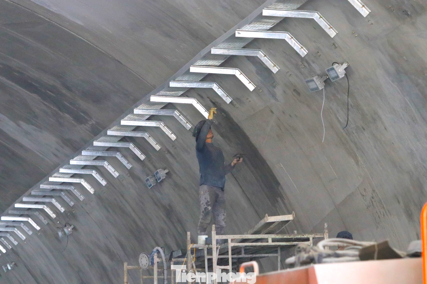 Các hệ thống đèn, biển cảnh báo đang được các nhà thầu triển khai lắp đặt để phục vụ việc thông xe.