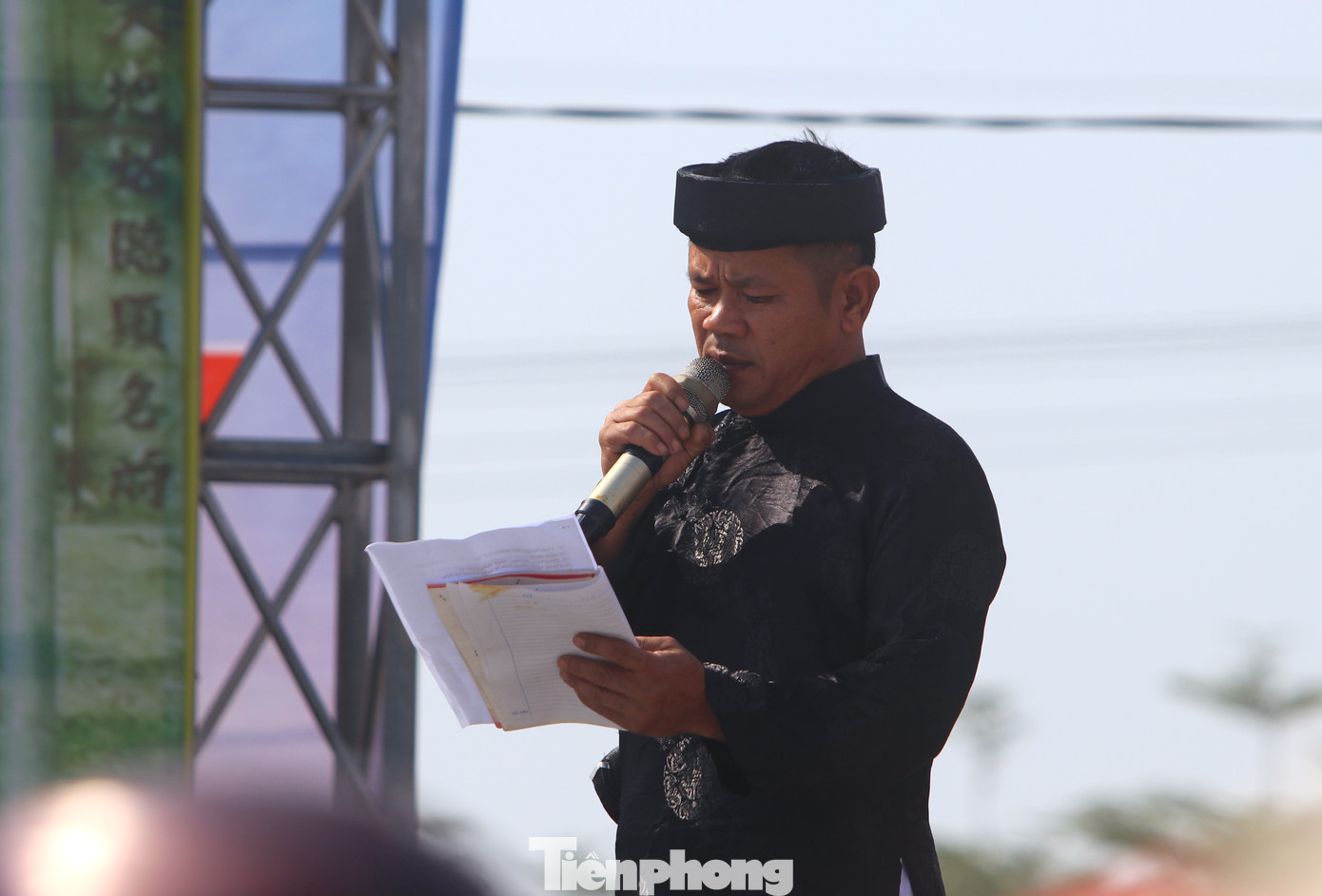 Các đội thi phải mặc trang phục theo quy định gồm áo dài và áo đánh trống lễ. Trong đó người xướng lễ phải mặc áo dài. Các thành viên khác mặc trang phục hội đỏ hoặc vàng.