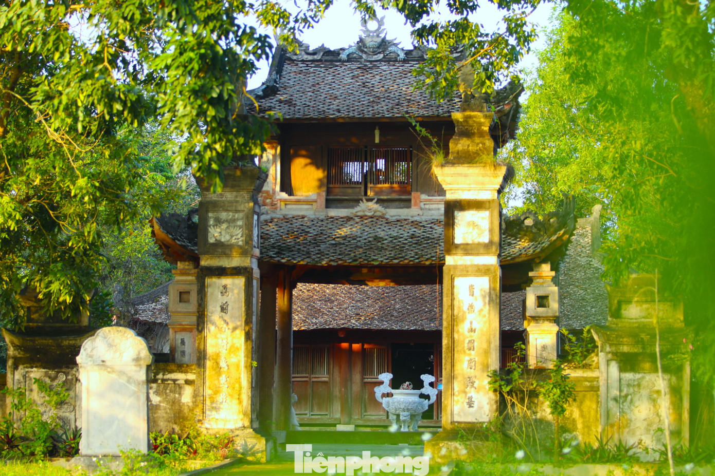 Ngôi đền không chỉ là di tích lịch sử nổi tiếng với sự linh thiêng ở xứ Nghệ đây còn là một công trình kiến trúc cổ kính với nhiều nét chạm trổ, điêu khắc lạ, độc đáo.