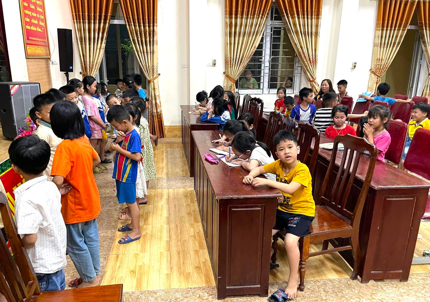 Mở đầu buổi học, Thượng úy Thông thường tổ chức giao lưu, hát những bài hát tiếng Anh để tạo tâm lý thoải mái cho các em học sinh.