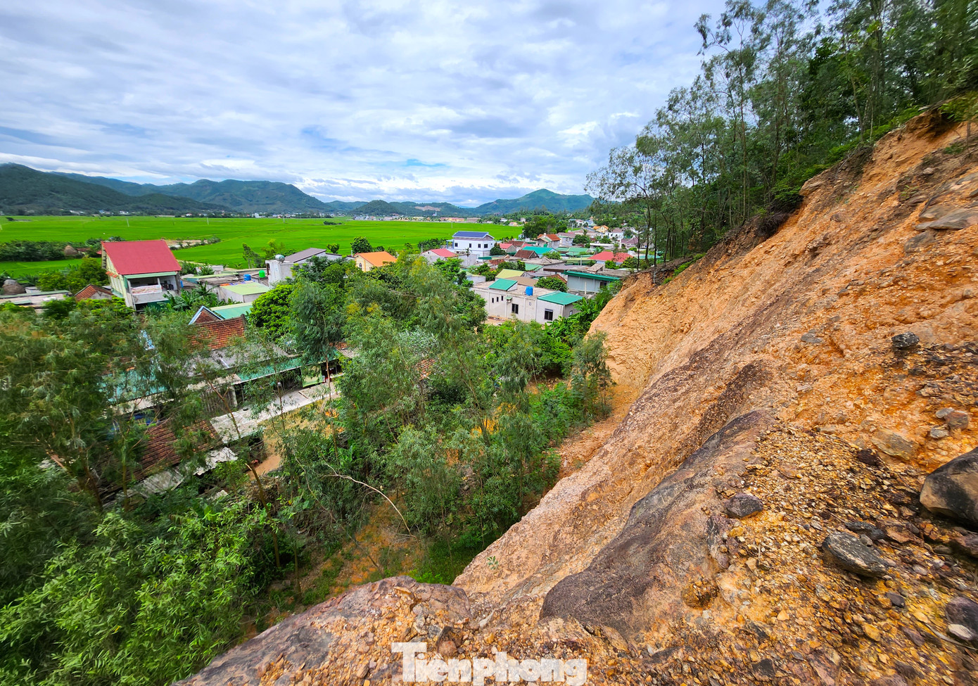 Trao đổi với Tiền Phong, ông Phan Anh Nam - Chủ tịch UBND xã Hưng Yên Nam cho biết, khu vực Rú Rày, Rú Rậm trong những năm qua liên tục sạt lở khiến chính quyền xã và người dân lo lắng. Qua khảo sát thống kê cho thấy, có khoảng 30 hộ nằm ngay dưới chân núi có nguy cơ cao thường xuyên bị ảnh hưởng từ các đợt sạt lở đất đá trên núi xuống. Để hạn chế tình trạng sạt lở đất đá trôi xuống vườn, nhà dân, nhiều năm trước cơ quan chức năng đã cho làm một dãy kè đá cao hơn 2m chạy quanh dưới chân núi. Tuy nhiên, nếu đất đá sạt lở nhiều thì kè đá này không thể đảm bảo an toàn.