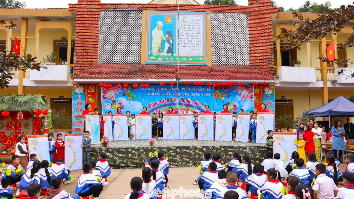 Trong Tháng Thanh niên đã trao tặng 2.302 bản đồ Việt Nam.