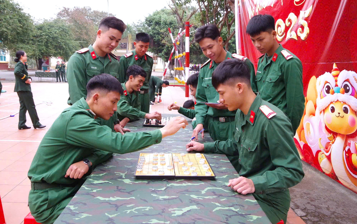 Các chiến sĩ tranh tài với trò chơi dân gian "Ô ăn quan" và cờ tướng. Các chiến sĩ tranh tài với trò chơi dân gian "Ô ăn quan" và cờ tướng.