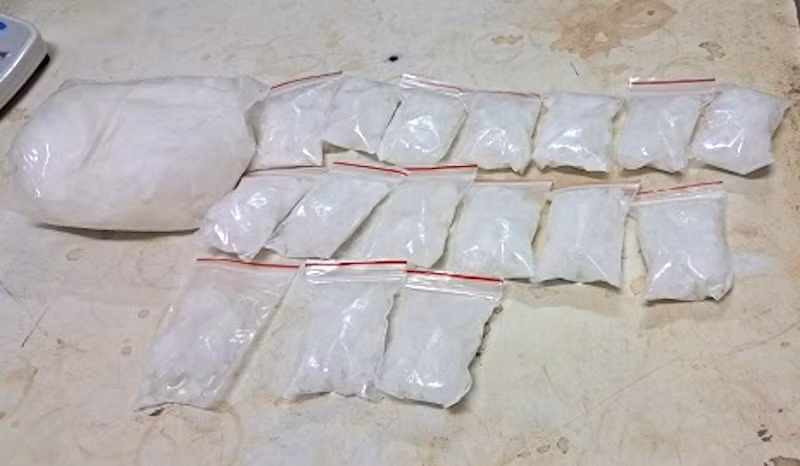 Tang vật công an thu giữ được là 2kg ma túy đá. Tang vật công an thu giữ được là 2kg ma túy đá.