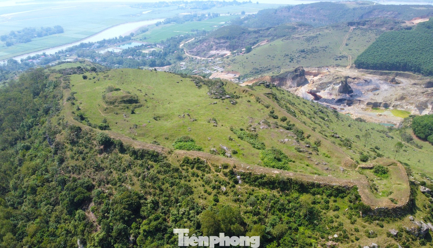 Năm 1406, nhà Minh đưa quân xâm lược, chiếm núi Lam Thành, phong tỏa cả vùng đồng bằng rộng lớn An Tĩnh (Nghệ An, Hà Tĩnh ngày nay). Giặc Minh củng cố Thành Rum trở thành một hệ thống thành lũy kiên cố, làm nơi đóng quân.