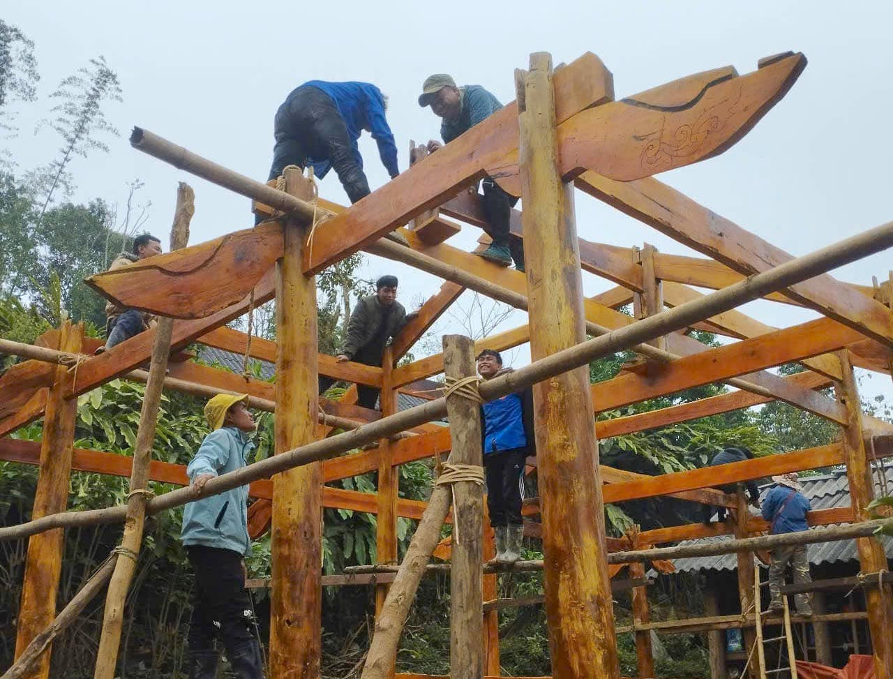 Những cây cột, vật liệu được vận chuyển sẵn sàng cho việc dựng nhà mới. Những cây cột, vật liệu được vận chuyển sẵn sàng cho việc dựng nhà mới.