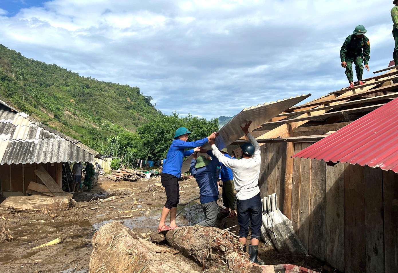 Những mái tôn được tháo, cất cẩn thận và sẽ lợp mái sau khi dựng lại nhà cho các hộ dân. Những mái tôn được tháo, cất cẩn thận và sẽ lợp mái sau khi dựng lại nhà cho các hộ dân.
