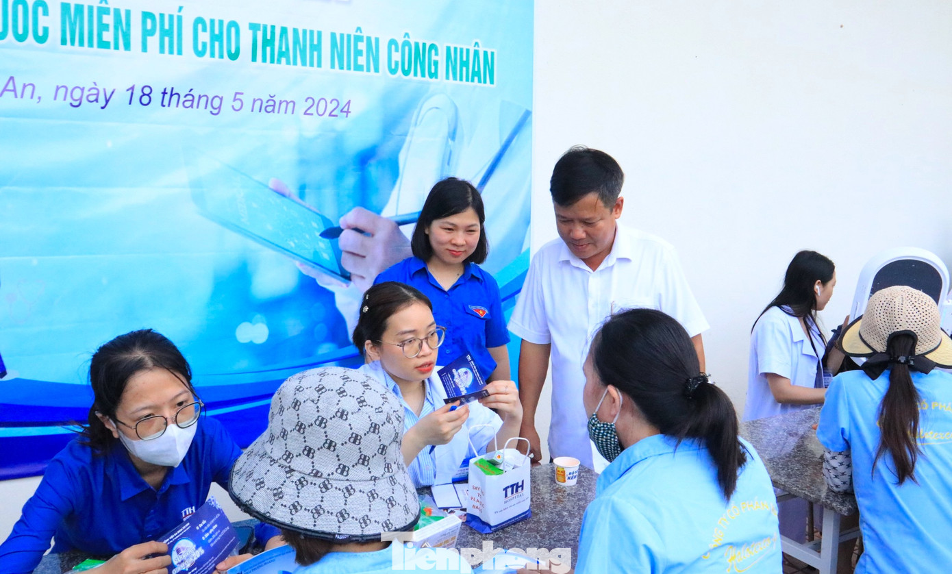 Ngày hội Thanh niên công nhân tỉnh Nghệ An năm nay được tổ chức với nhiều hoạt động cụ thể, thiết thực và ý nghĩa như: Gian hàng 0 đồng, tặng quà cho thanh niên công nhân có hoàn cảnh khó khăn, thay dầu nhờn miễn phí, khám, tư vấn sức khỏe, cấp phát thuốc miễn phí; Hội thi trò chơi dân gian, Triển khai cuộc thi Tìm kiếm tài năng thanh niên công nhân, bốc thăm trúng thưởng, trưng bày các gian hàng thanh niên… Ngày hội Thanh niên công nhân tỉnh Nghệ An năm nay được tổ chức với nhiều hoạt động cụ thể, thiết thực và ý nghĩa như: Gian hàng 0 đồng, tặng quà cho thanh niên công nhân có hoàn cảnh khó khăn, thay dầu nhờn miễn phí, khám, tư vấn sức khỏe, cấp phát thuốc miễn phí; Hội thi trò chơi dân gian, Triển khai cuộc thi Tìm kiếm tài năng thanh niên công nhân, bốc thăm trúng thưởng, trưng bày các gian hàng thanh niên…