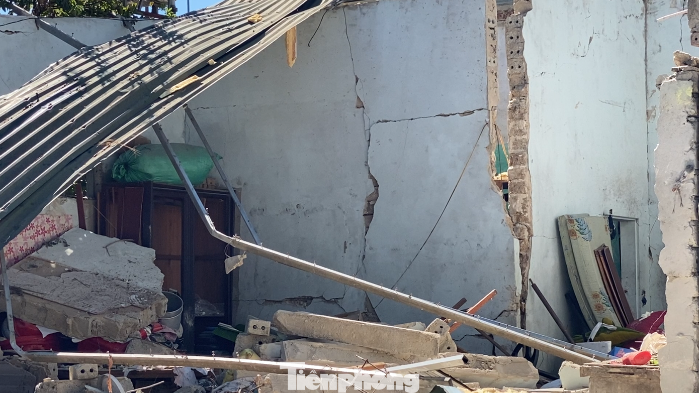 Lãnh đạo xã Tam Hợp (huyện Quỳ Hợp) cho biết, vụ nổ xảy ra vào khoảng 17h ngày 27/8 tại nhà của vợ chồng ông H.V.Q. (60 tuổi) và bà H.T.H. (53 tuổi) tại xóm Quyết Tiến, xã Tam Hợp. Sau khi vụ nổ xảy ra, người dân và cơ quan đến hiện trường đã phát hiện thi thể ông Q. tử vong trong nhà. Sau nhiều giờ đồng hồ tìm kiếm, cơ quan chức năng phát hiện thêm thi thể bà H. tử vong trong khuôn viên bếp của căn nhà, nhiều đồ vật đè lên trên. Lãnh đạo xã Tam Hợp (huyện Quỳ Hợp) cho biết, vụ nổ xảy ra vào khoảng 17h ngày 27/8 tại nhà của vợ chồng ông H.V.Q. (60 tuổi) và bà H.T.H. (53 tuổi) tại xóm Quyết Tiến, xã Tam Hợp. Sau khi vụ nổ xảy ra, người dân và cơ quan đến hiện trường đã phát hiện thi thể ông Q. tử vong trong nhà. Sau nhiều giờ đồng hồ tìm kiếm, cơ quan chức năng phát hiện thêm thi thể bà H. tử vong trong khuôn viên bếp của căn nhà, nhiều đồ vật đè lên trên.