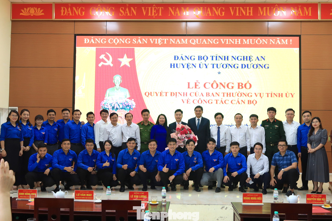 Phó Bí thư Tỉnh ủy Nghệ An cùng Thường trực Tỉnh Đoàn Nghệ An, lãnh đạo huyện Tương Dương và các cơ quan tặng hoa chúc mừng tân Bí thư Huyện ủy Tương Dương.