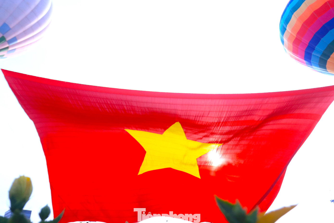 Đại kỳ Tổ quốc tung bay trên Quảng trường Hồ Chí Minh.