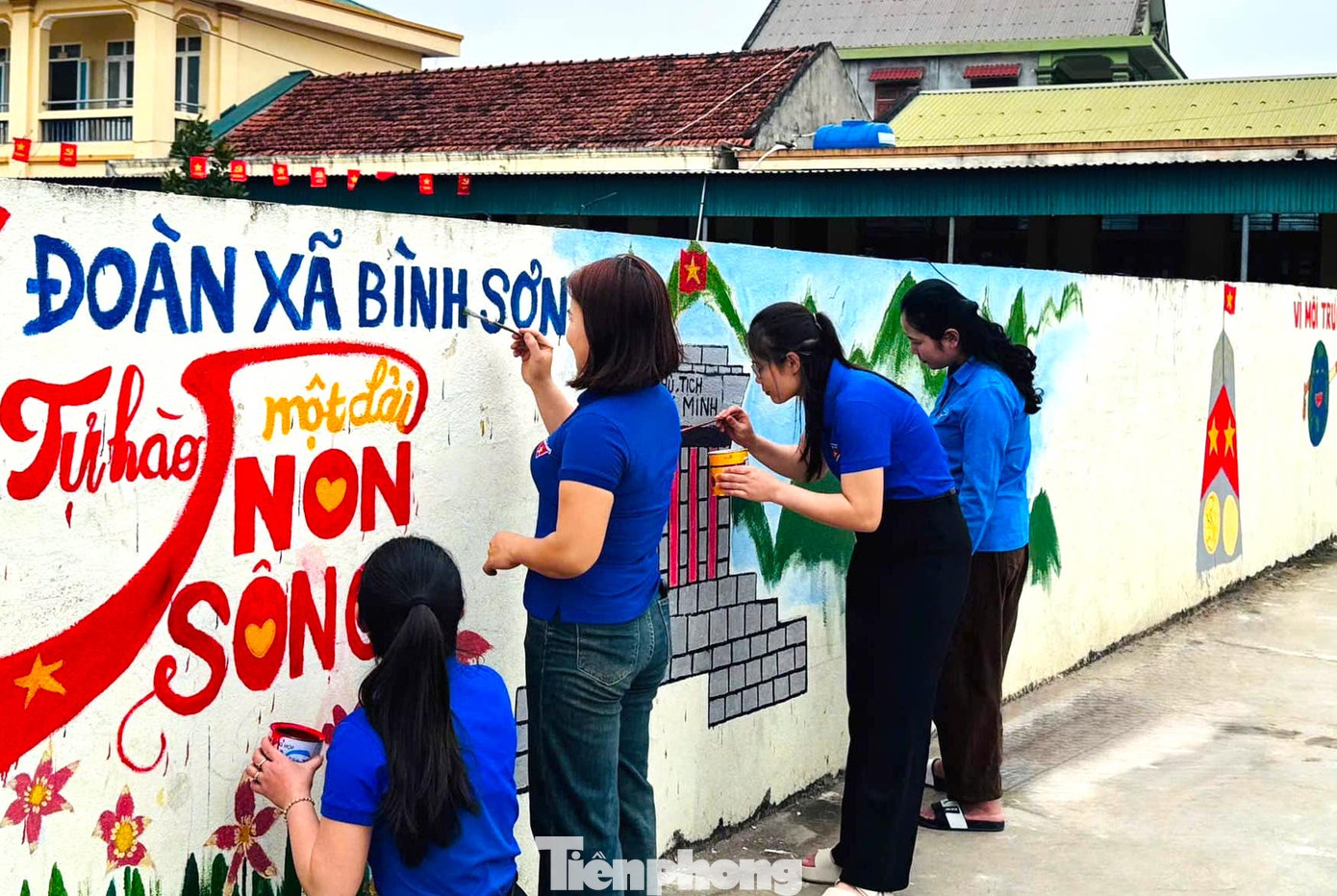 Xây dựng 2 km con đường bích hoạ. Xây dựng 2 km con đường bích hoạ.