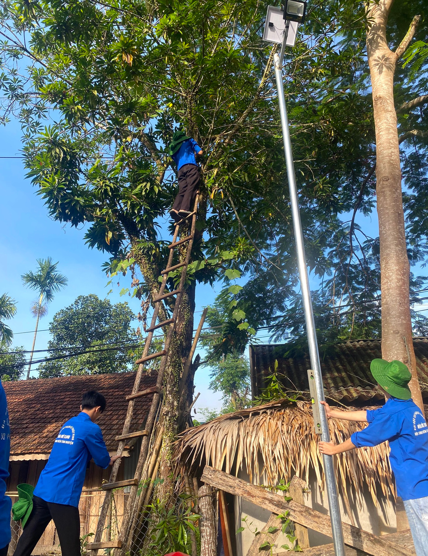 Chỉ trong một thời gian ngắn, công trình đường điện năng lượng mặt trời đã được hoàn thiện, giúp dân bản có con đường sáng điện để đi lại vào ban đêm.
