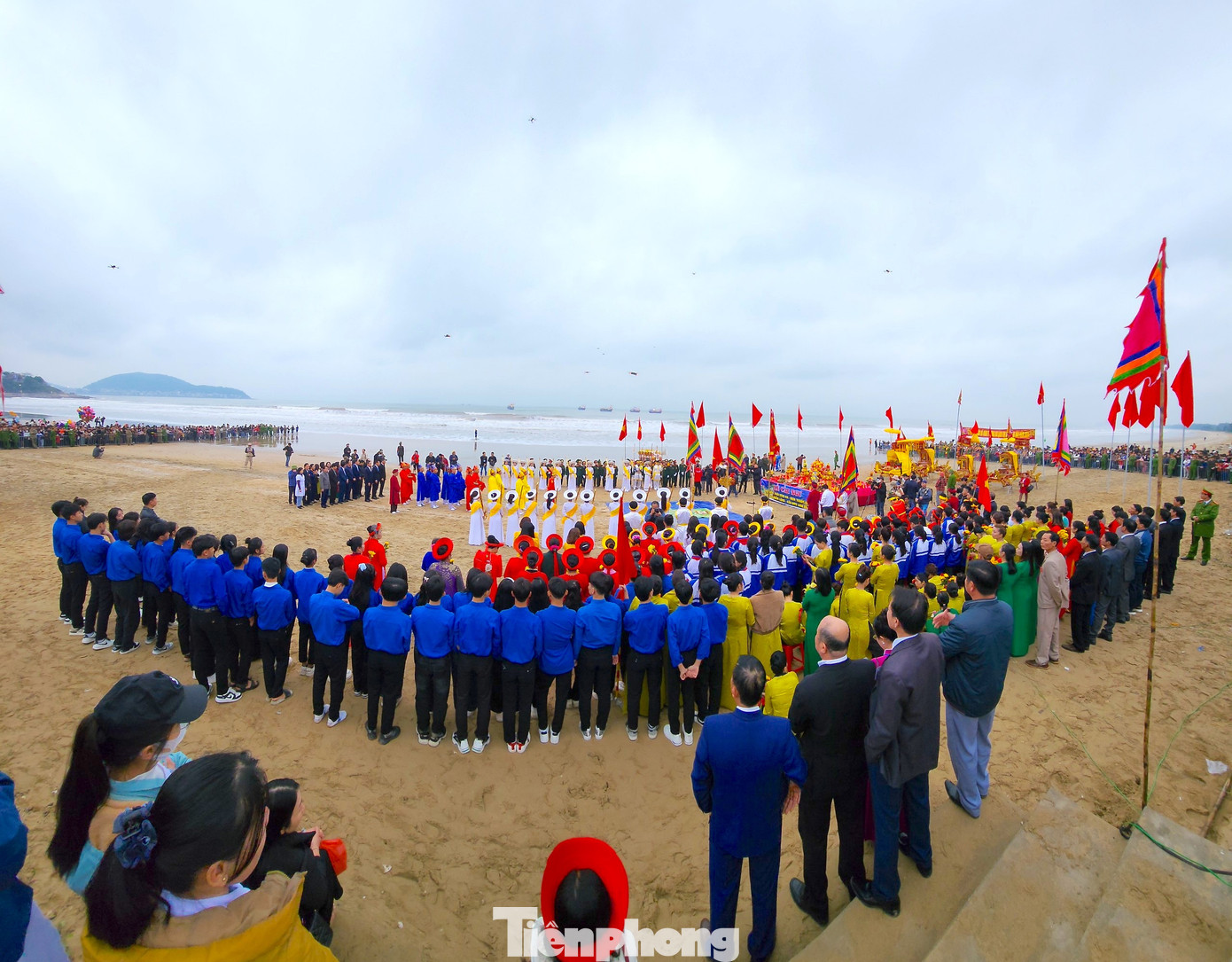 Sáng 1/3 đã diễn ra nhiều nghi lễ chính của đền gồm Lễ Động Ngự, Lễ phát tích (cầu ngư), lễ hợp tế, lễ yên vị và dâng hương. Trong đó, lễ cầu ngư được diễn ra tại bờ biển của phường Quỳnh Phương, giáp xã Quỳnh Liên.