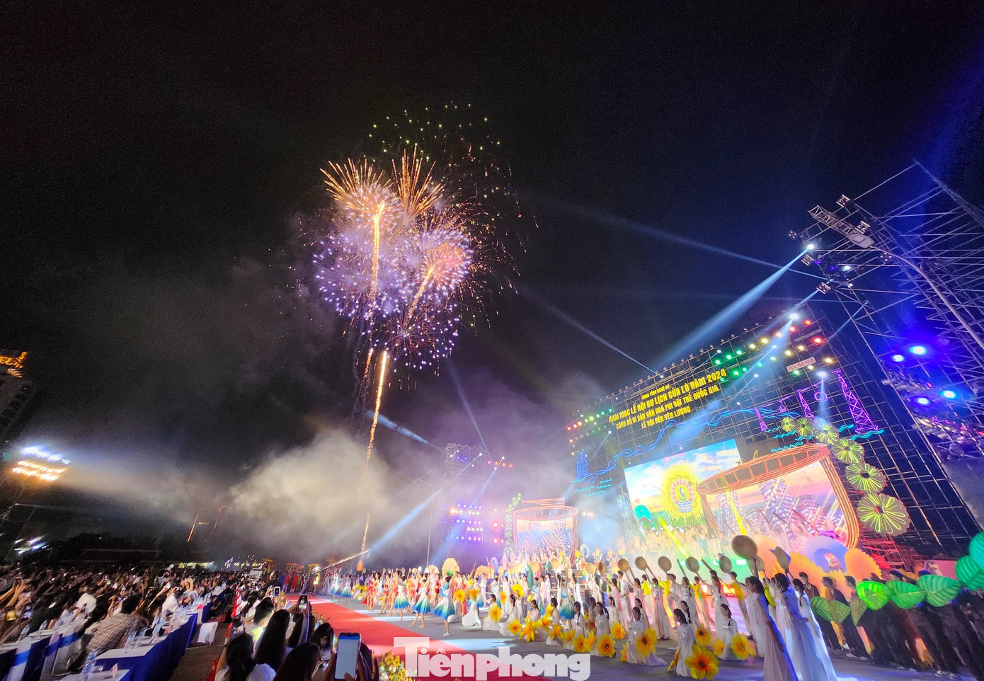 Sau màn biểu diễn nghệ thuật và trình diễn drone ánh sáng là màn pháo hoa kéo dài 15 phút.