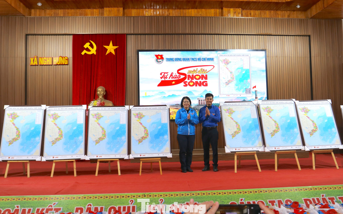 Trong khuôn khổ chương trình, hưởng ứng cuộc vận động Tự hào một dải non sông, T.Ư Đoàn đã trao tặng 10 bản đồ cho xã Nghi Hưng (huyện Nghi Lộc). Trong khuôn khổ chương trình, hưởng ứng cuộc vận động Tự hào một dải non sông, T.Ư Đoàn đã trao tặng 10 bản đồ cho xã Nghi Hưng (huyện Nghi Lộc).