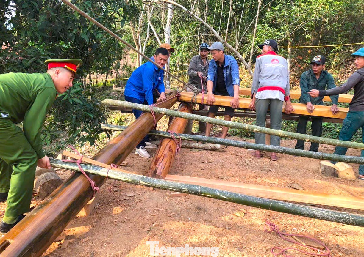 Những khung nhà lớn, nặng nên cần sự chung tay góp sức của nhiều người.