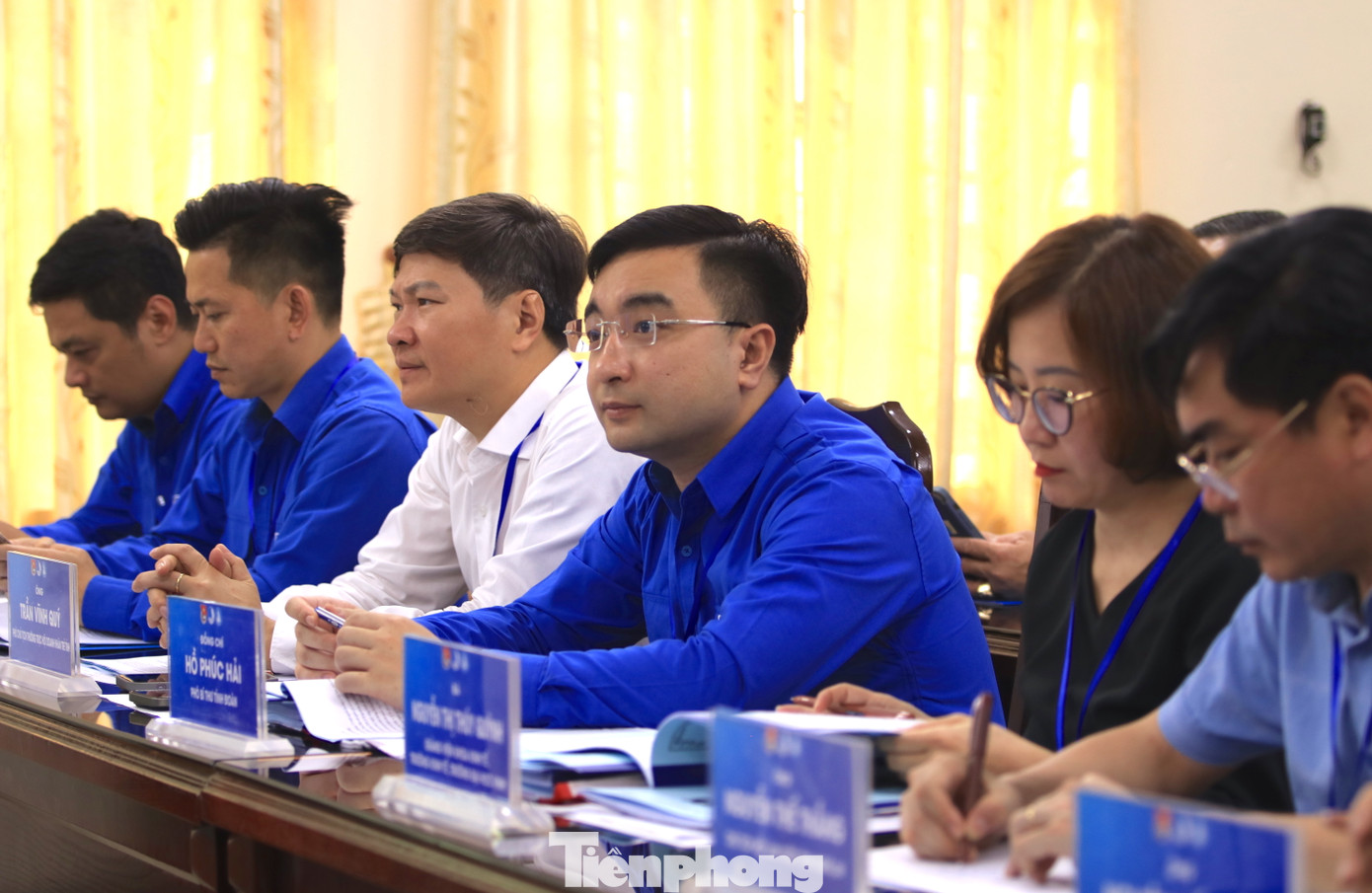 Ban giám khảo chăm chú lắng nghe phần thuyết trình của các thí sinh để đặt câu hỏi và chấm điểm.