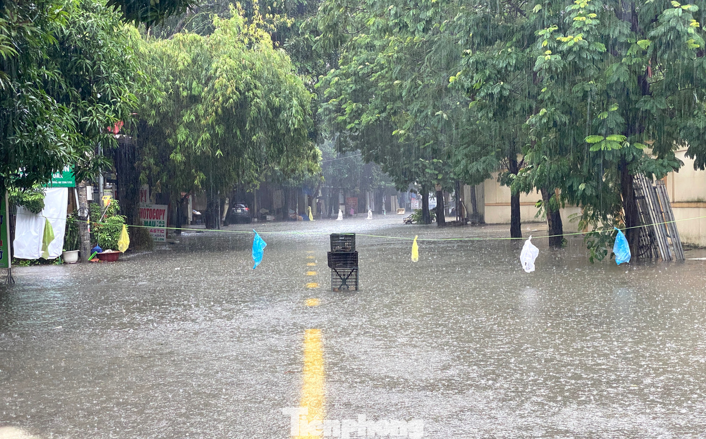 Đoạn đường Tuệ Tĩnh (phường Hưng Dũng) dẫn vào chợ Hưng Dũng bị ngập sâu hơn 70cm. Phát hiện sự việc, chính quyền địa phương và người dân đã căng dây cảnh báo để các phương tiện không đi vào khu vực nguy hiểm.