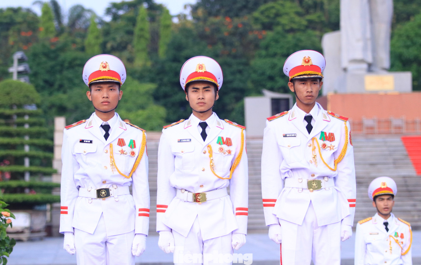 Buổi lễ bắt đầu với nghi thức làm lễ chào cờ.