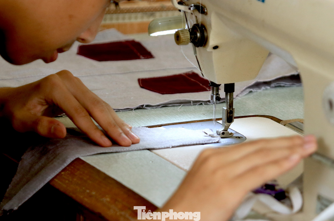 Những em học sinh miệt mài thực hành may sau khi được cô Trang hướng dẫn.