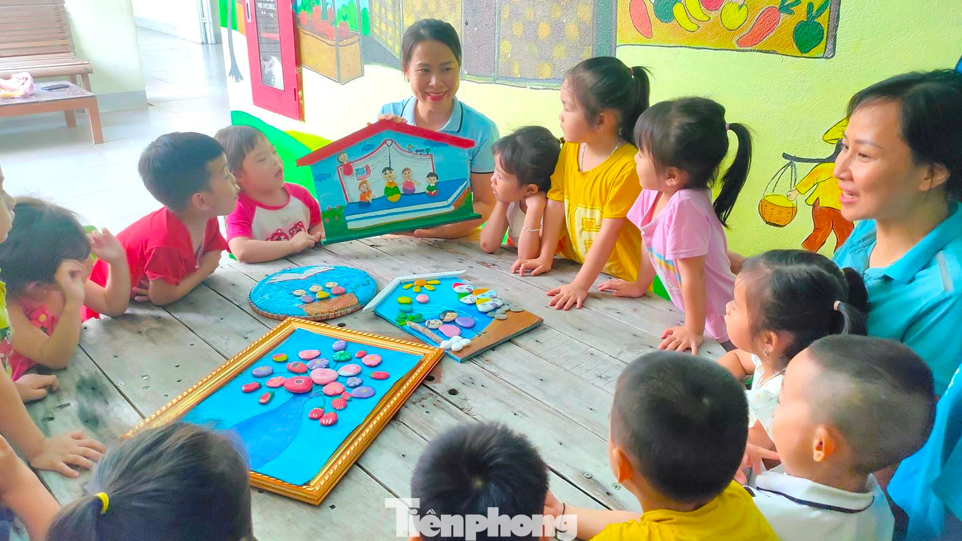 Không chỉ làm những bức tranh khổ lớn, các cô giáo còn lồng ghép vào các hoạt động trong trường để các em học sinh cùng tham gia sáng tạo những bức tranh khổ nhỏ bằng đá.