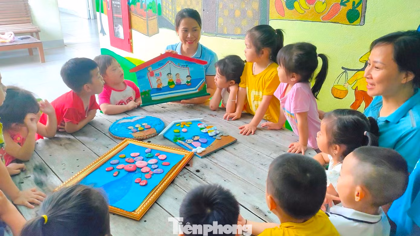Không chỉ làm những bức tranh khổ lớn, các cô giáo còn lồng ghép vào các hoạt động trong trường để các em học sinh cùng tham gia sáng tạo những bức tranh khổ nhỏ bằng đá.