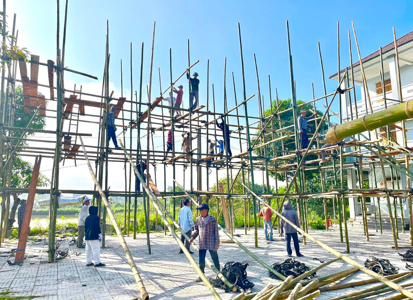 Để xây dựng được hang đá khổng lồ này, trên "công trường" luôn có từ 60-70 người dân làm việc, phối hợp. "Có lúc đông nhất là hơn 100 người làm việc cùng lúc. Ngày ít nhất có 50 người làm việc. Mất 40 ngày làm, trang trí, đến nay hang đá đã được hoàn thiện", ông Nguyễn Văn Nhiên nói. Để xây dựng được hang đá khổng lồ này, trên "công trường" luôn có từ 60-70 người dân làm việc, phối hợp. "Có lúc đông nhất là hơn 100 người làm việc cùng lúc. Ngày ít nhất có 50 người làm việc. Mất 40 ngày làm, trang trí, đến nay hang đá đã được hoàn thiện", ông Nguyễn Văn Nhiên nói.