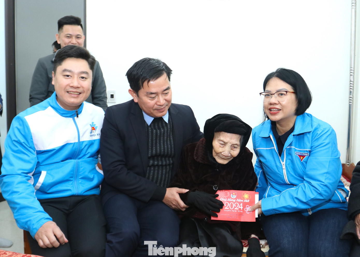 Sau khi động viên thăm hỏi, đoàn công tác đã trao tặng những phần quà ý nghĩa gồm 5 triệu đồng tiền mặt, quà bánh, khăn nhung lụa và Báo Tiền Phong số đặc biệt chào Xuân Giáp Thìn 2024. Sau khi động viên thăm hỏi, đoàn công tác đã trao tặng những phần quà ý nghĩa gồm 5 triệu đồng tiền mặt, quà bánh, khăn nhung lụa và Báo Tiền Phong số đặc biệt chào Xuân Giáp Thìn 2024.