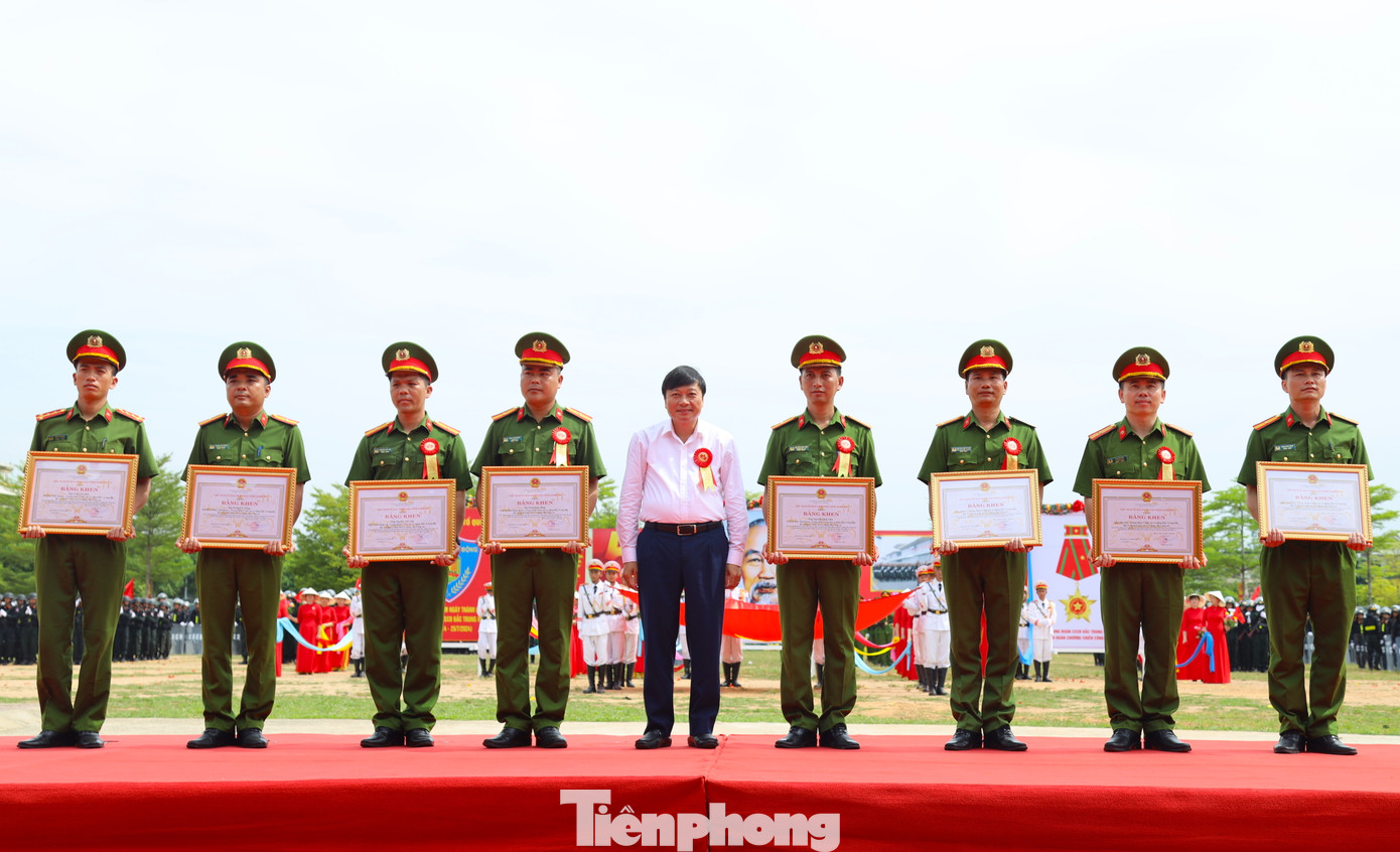 Dịp này, UBND các tỉnh: Nghệ An, Hà Tĩnh đã trao tặng Bằng khen cho 6 tập thể và 22 cá nhân Trung đoàn CSCĐ Bắc Trung Bộ.