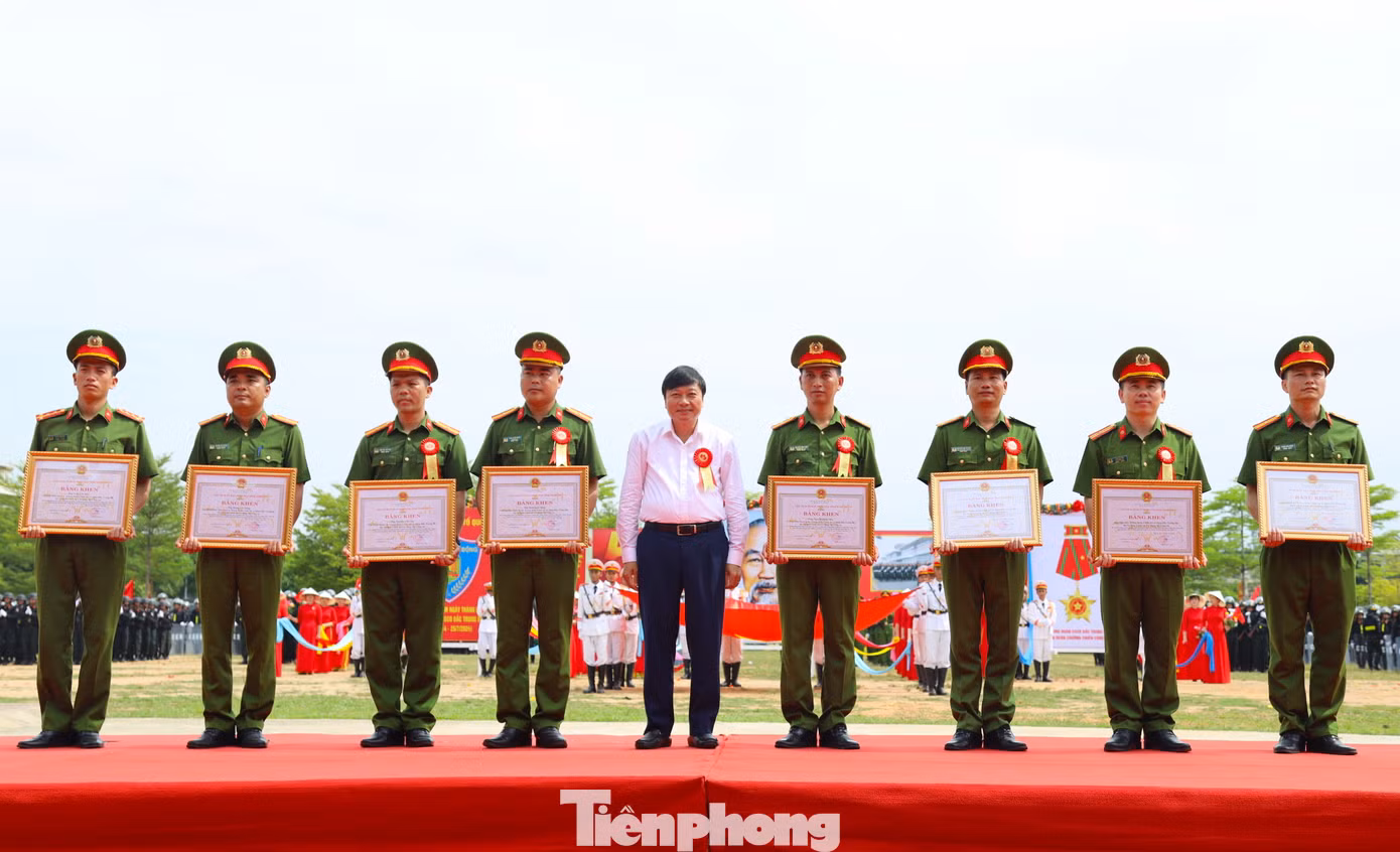 Dịp này, UBND các tỉnh: Nghệ An, Hà Tĩnh đã trao tặng Bằng khen cho 6 tập thể và 22 cá nhân Trung đoàn CSCĐ Bắc Trung Bộ.