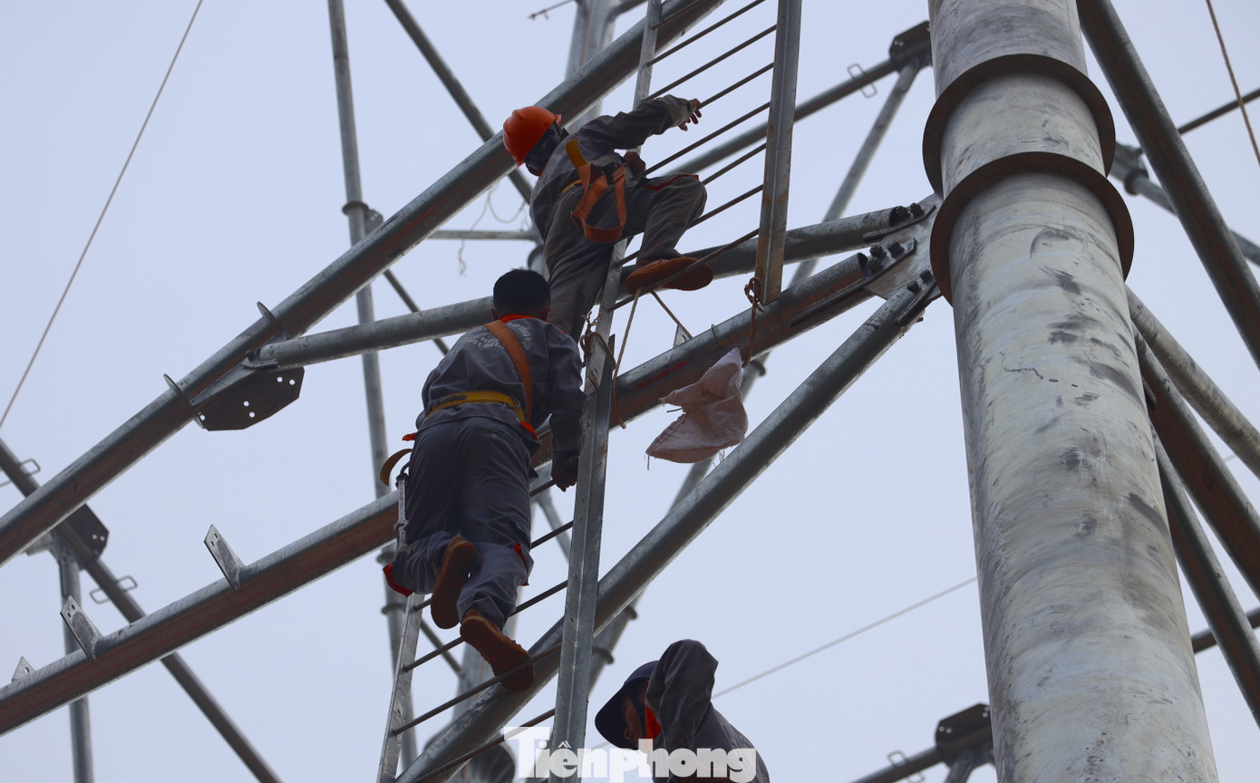 Cột điện lớn, khung cột to khiến việc leo trèo của các công nhân tương đối vất vả.