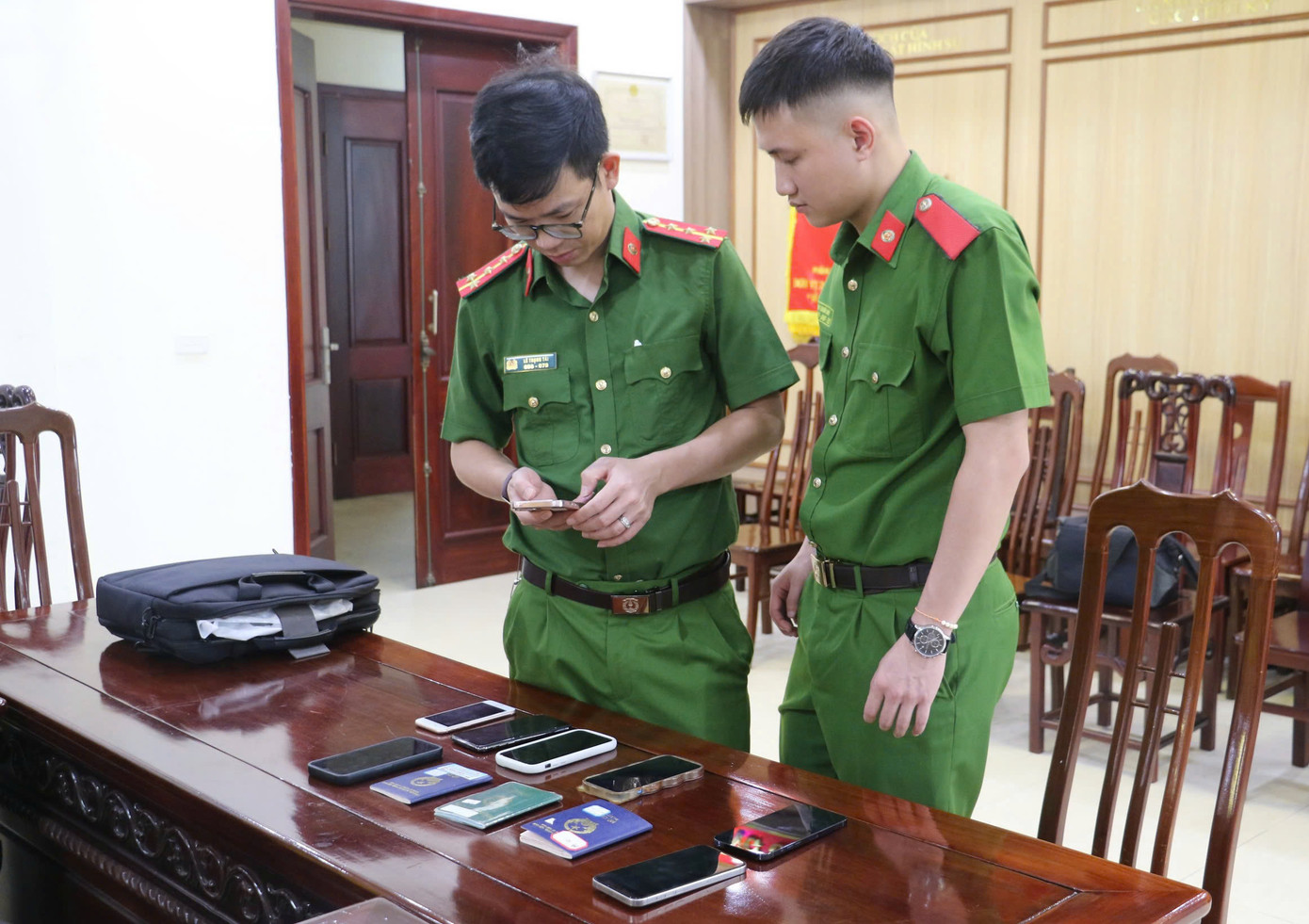 Tang vật công an thu giữ được của các đối tượng.