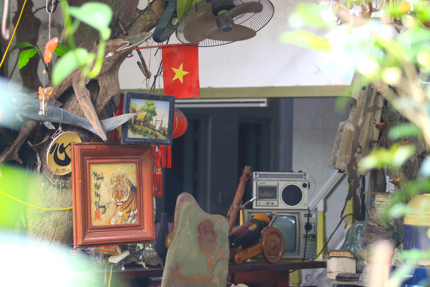 Căn nhà nhỏ nằm trên mảnh đất rộng cả nghìn mét vuông cạnh nghĩa trang liệt sĩ huyện Nghi Lộc (Nghệ An) là nhà của ông Võ Văn Hoan (73 tuổi, trú xã Nghi Thịnh, Nghi Lộc). Nơi đây được biết đến như một "bảo tàng" thu nhỏ lưu giữ những ký ức chiến tranh.