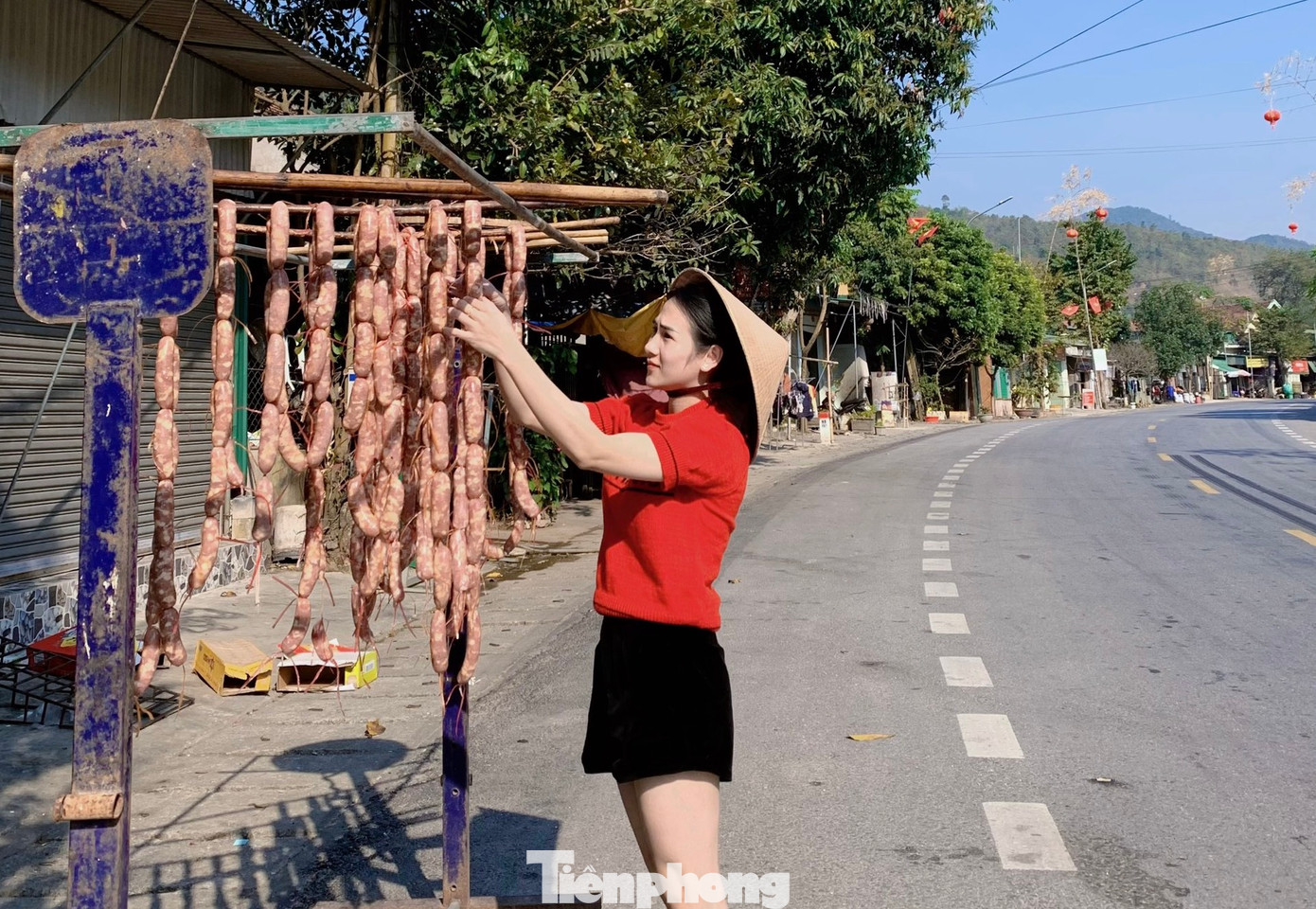 Những năm đầu chị làm ít vì nhu cầu khách ít. Nhưng những năm trở lại đây, nhu cầu cao nên mỗi năm chị mua hàng tấn thị trâu, bò về để làm. “Mình làm quanh năm bán nhưng chỉ Tết là nhiều nhất vì nhu cầu khách cao. Ngày thường chỉ 2 vợ chồng làm thì Tết phải thuê thêm 3-4 người về phụ giúp”, chị Trịnh Thị Nhuận (trú huyện Tương Dương, Nghệ An) nói và cho hay, mỗi ngày chị mua 5 yến thịt để làm trâu, bò gác bếp và lạp sườn. Những năm đầu chị làm ít vì nhu cầu khách ít. Nhưng những năm trở lại đây, nhu cầu cao nên mỗi năm chị mua hàng tấn thị trâu, bò về để làm. “Mình làm quanh năm bán nhưng chỉ Tết là nhiều nhất vì nhu cầu khách cao. Ngày thường chỉ 2 vợ chồng làm thì Tết phải thuê thêm 3-4 người về phụ giúp”, chị Trịnh Thị Nhuận (trú huyện Tương Dương, Nghệ An) nói và cho hay, mỗi ngày chị mua 5 yến thịt để làm trâu, bò gác bếp và lạp sườn.