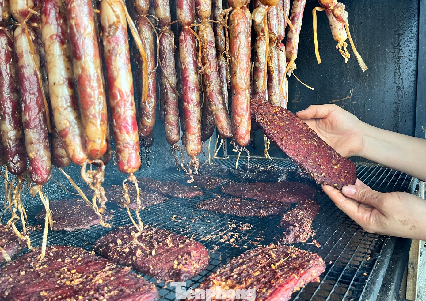 Chị Bảo cho hay, một mẻ thịt gác bếp được xem là thành công là khi bẻ miếng thịt đã chín ra vẫn còn màu hồng tươi. Khi đó thịt ngon, ngọt nhưng không bị khô. Còn đối với lạp sườn, miếng thịt mỡ đã chuyển trong veo, dai và bùi, thơm mùi vị đặc trưng. Chị Bảo cho hay, một mẻ thịt gác bếp được xem là thành công là khi bẻ miếng thịt đã chín ra vẫn còn màu hồng tươi. Khi đó thịt ngon, ngọt nhưng không bị khô. Còn đối với lạp sườn, miếng thịt mỡ đã chuyển trong veo, dai và bùi, thơm mùi vị đặc trưng.