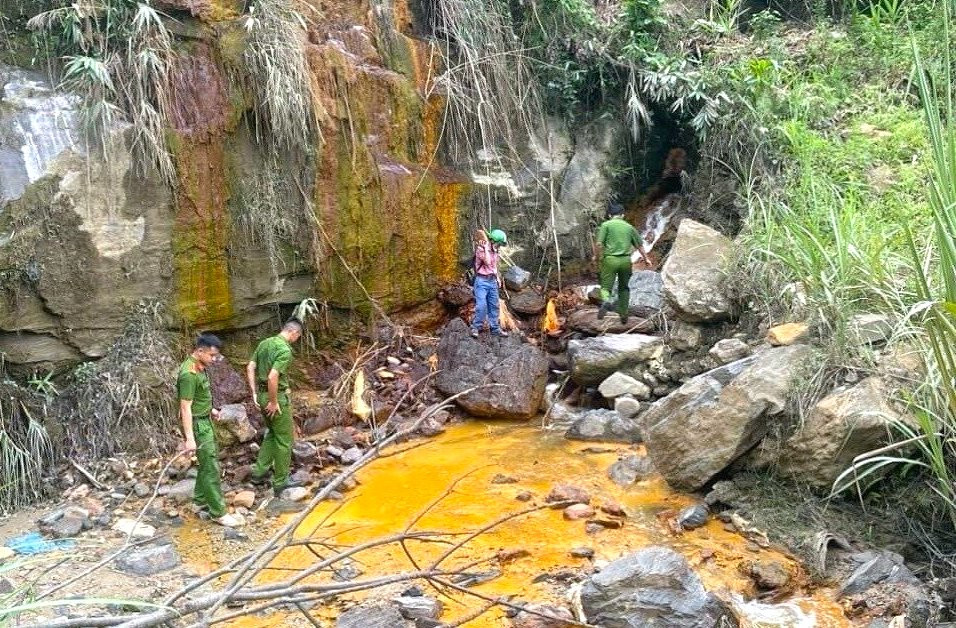 Cơ quan chức năng, cơ quan công an đi dọc suối Bắc để làm rõ nguyên nhân khiến nước khe suối vàng đục. (Ảnh: Huy Nhâm).