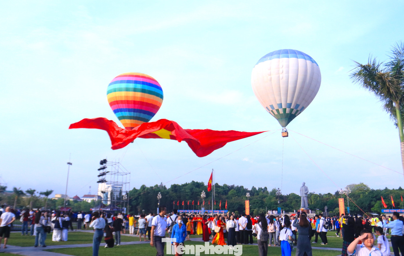 Rất đông người dân có mặt từ sáng sớm để chiêm ngưỡng khoảnh khắc đặc biệt này.