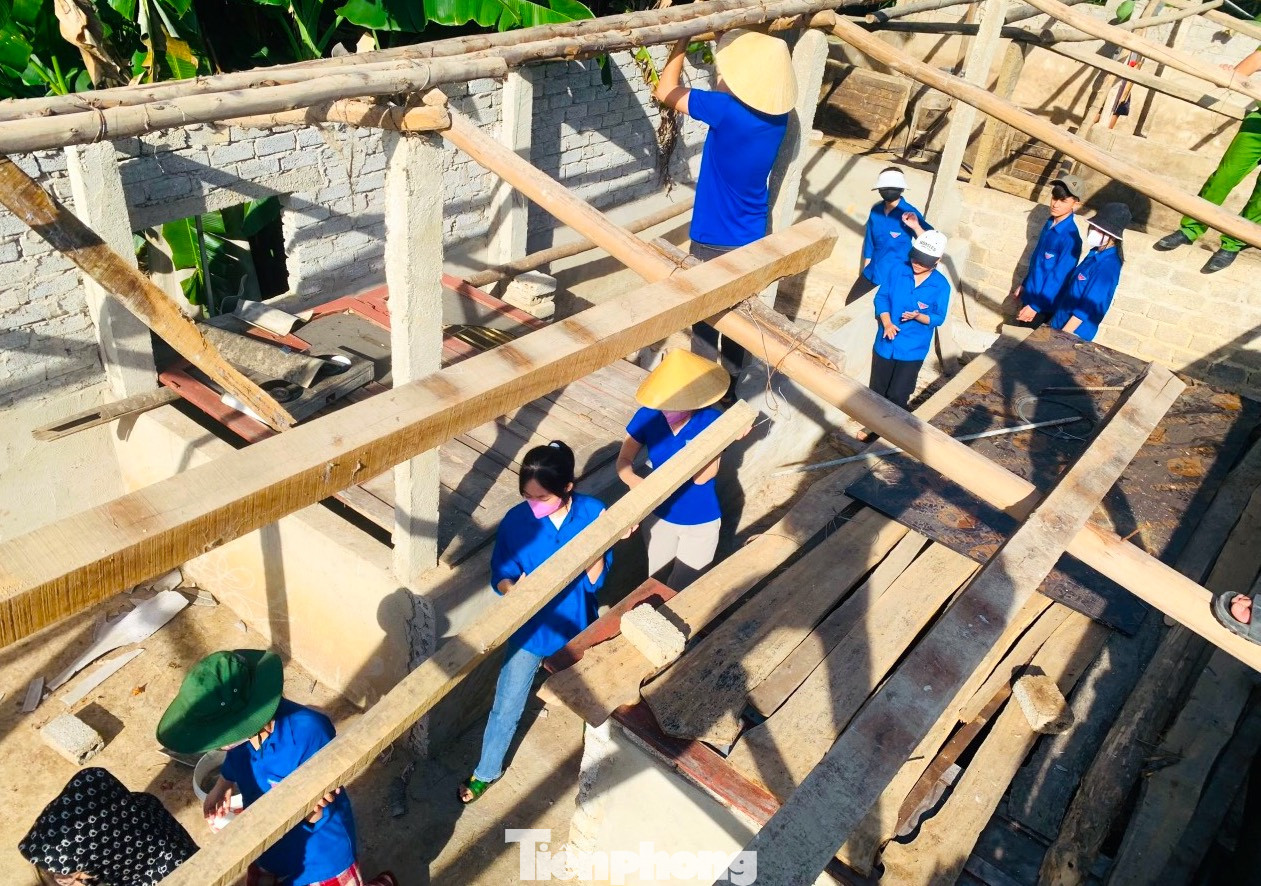 Đoàn thanh niên đã hỗ trợ tháo dỡ 44 vật kiến trúc, chuồng trại trong khu vực ảnh hưởng.